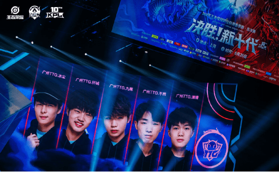 的鼓励下 的鼓励下